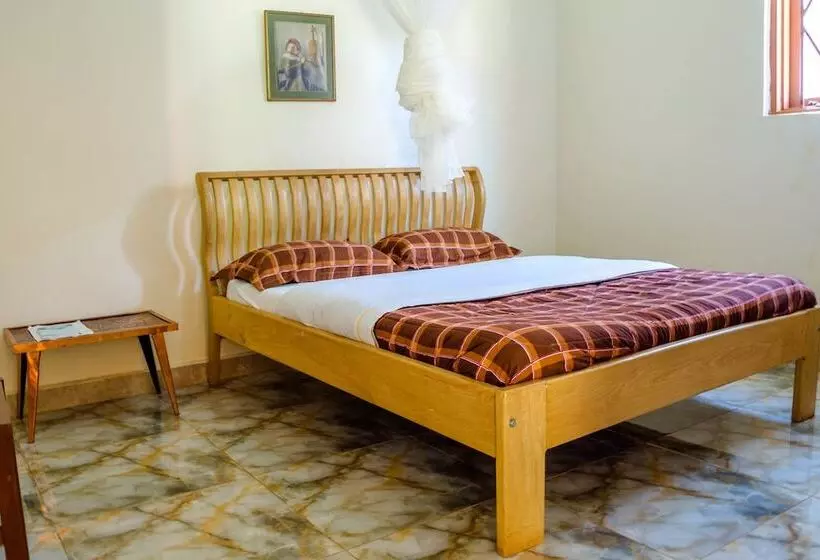 هتل Gorilla African Guest House