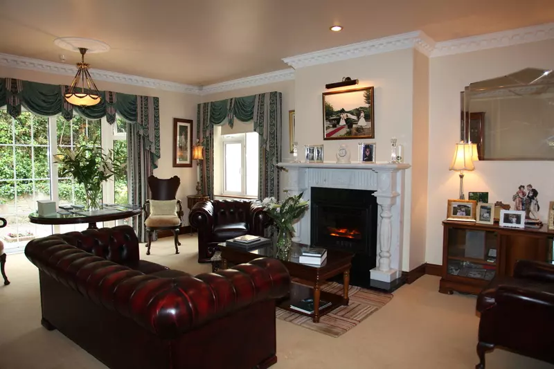 تختخواب و صبحانه Ashville House