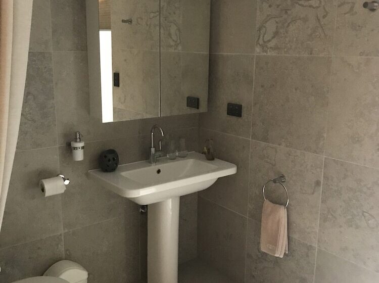 Отель Crystalbrook Lodge