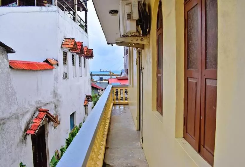 هتل Funguni Palace