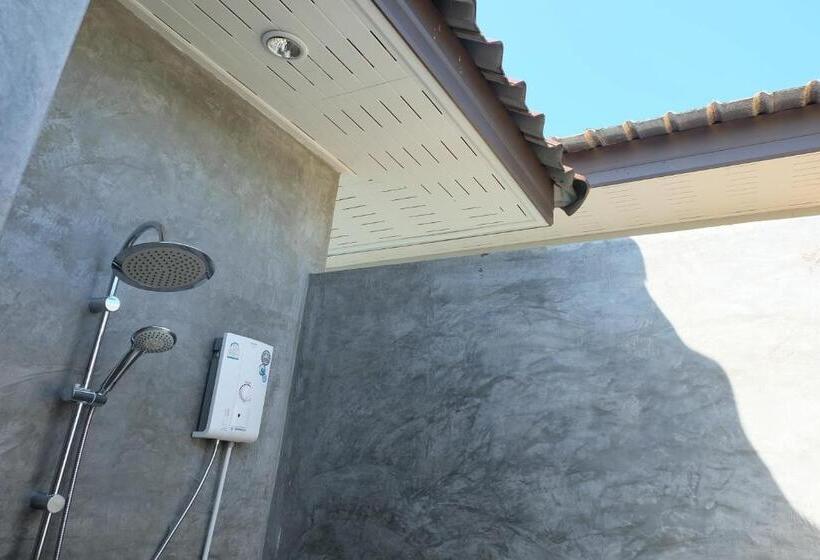 בית מלון כפרי Maikhao Beach Guest House