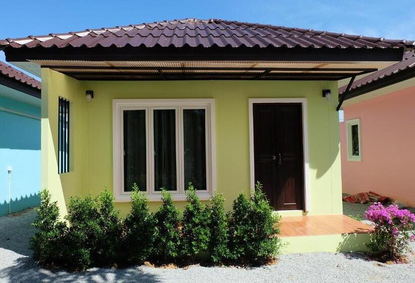 בית מלון כפרי Maikhao Beach Guest House
