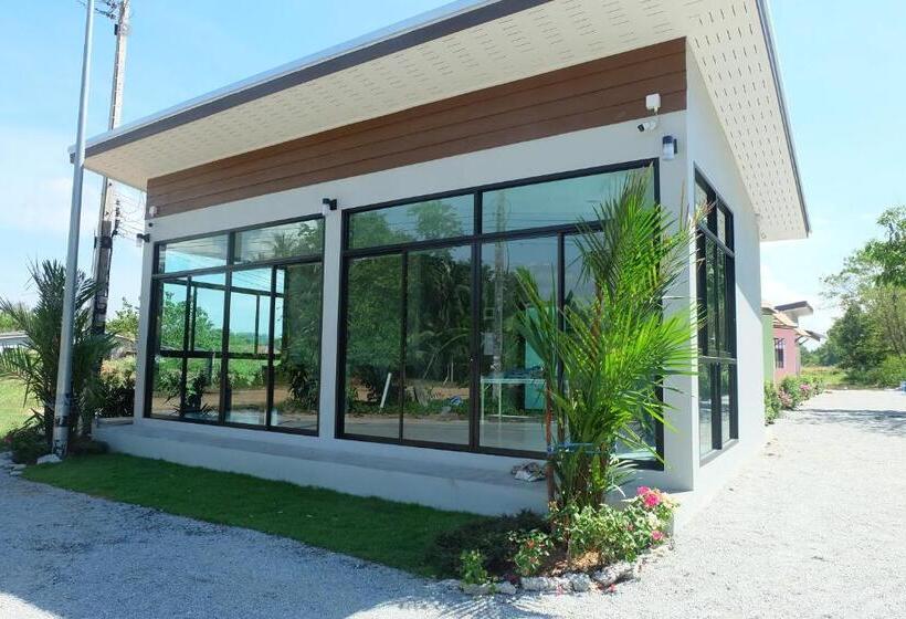 בית מלון כפרי Maikhao Beach Guest House