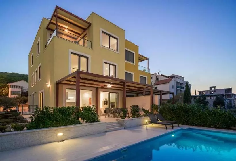 هتل Beach Apartments Slatine