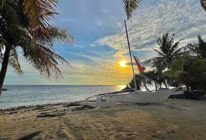 בית מלון כפרי Coco Grove Beach Resort, Siquijor Island
