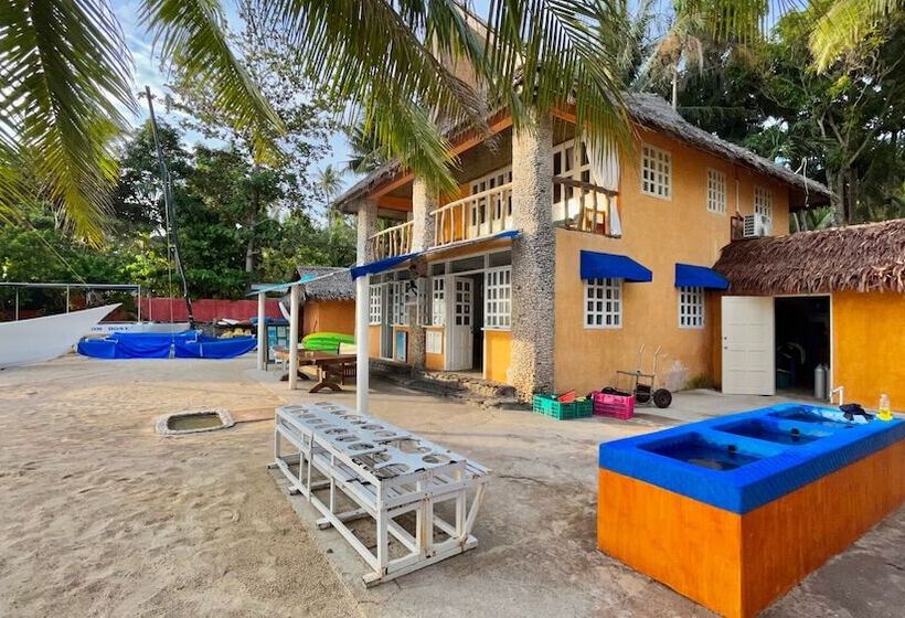 בית מלון כפרי Coco Grove Beach Resort, Siquijor Island
