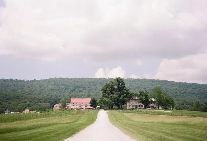 Hotelli Inn At Springfield Manor