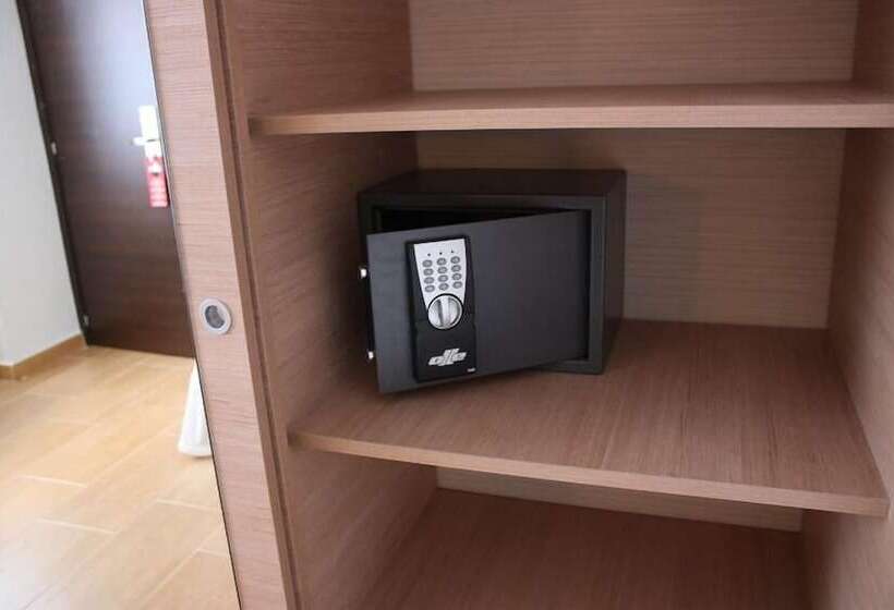 هتل Hostal Rocamar