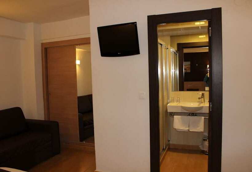 هتل Hostal Rocamar