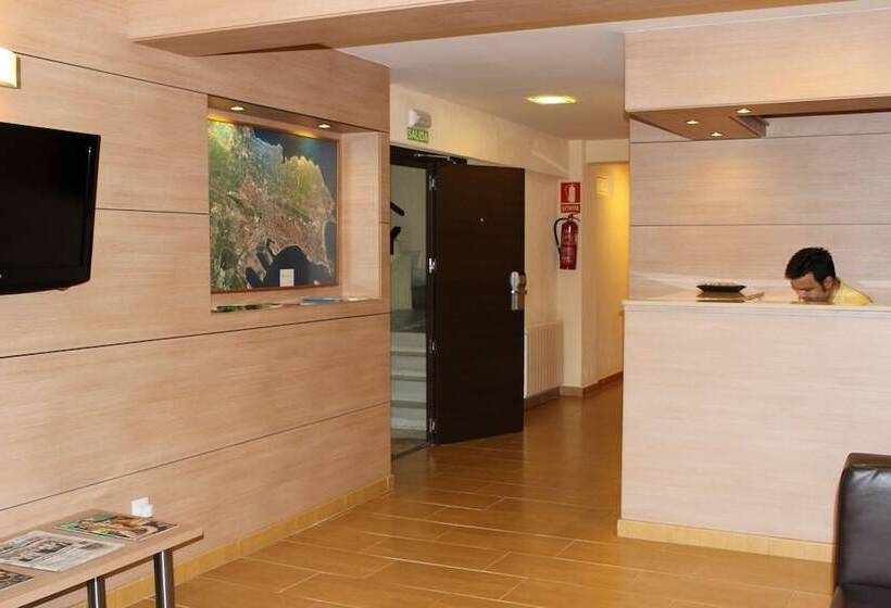 هتل Hostal Rocamar