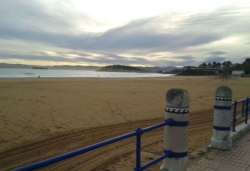 هتل Hostal Rocamar