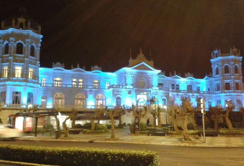 هتل Hostal Rocamar