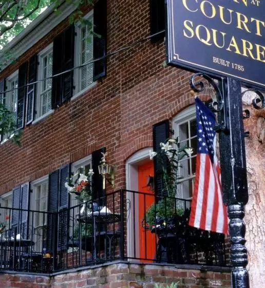 Hotelli Inn At Court Square