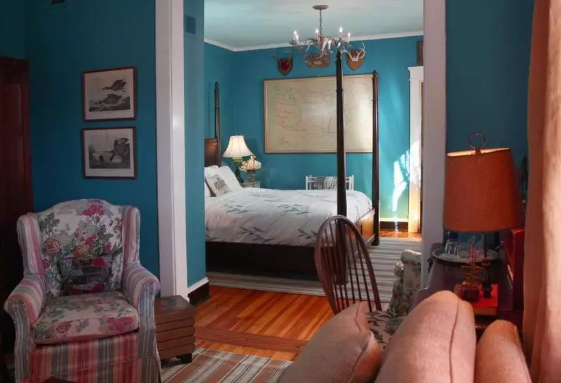 Hotelli Inn At Court Square