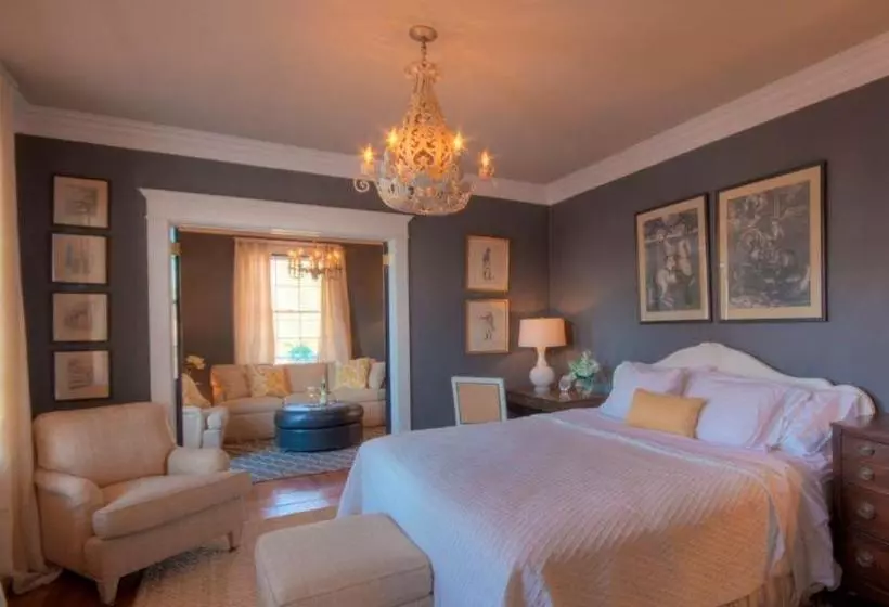 Hotelli Inn At Court Square