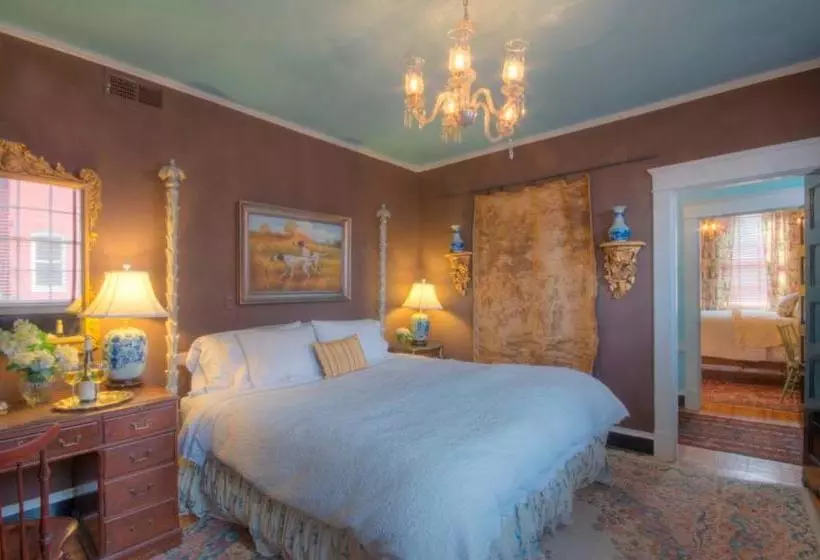 Hotelli Inn At Court Square