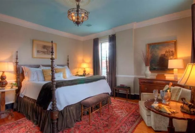 Hotelli Inn At Court Square