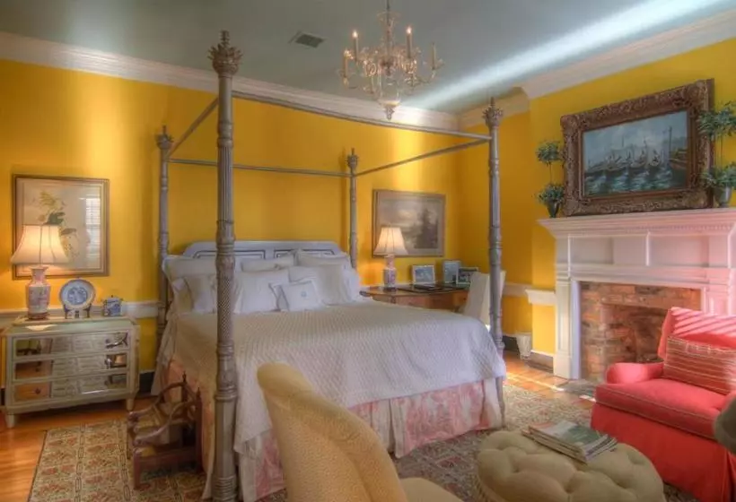 Hotelli Inn At Court Square