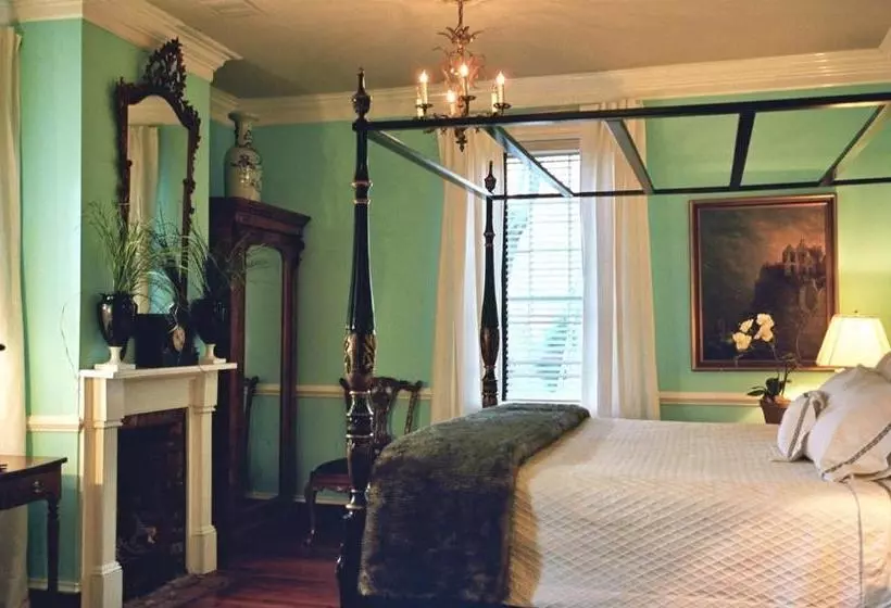 Hotelli Inn At Court Square