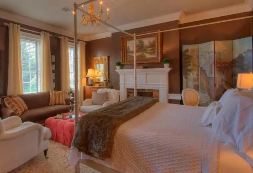 Hotelli Inn At Court Square