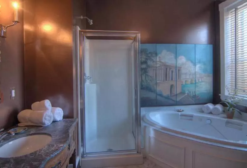 Hotelli Inn At Court Square