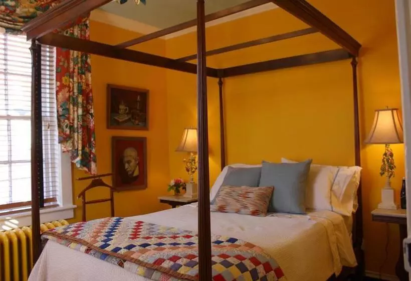 Hotelli Inn At Court Square