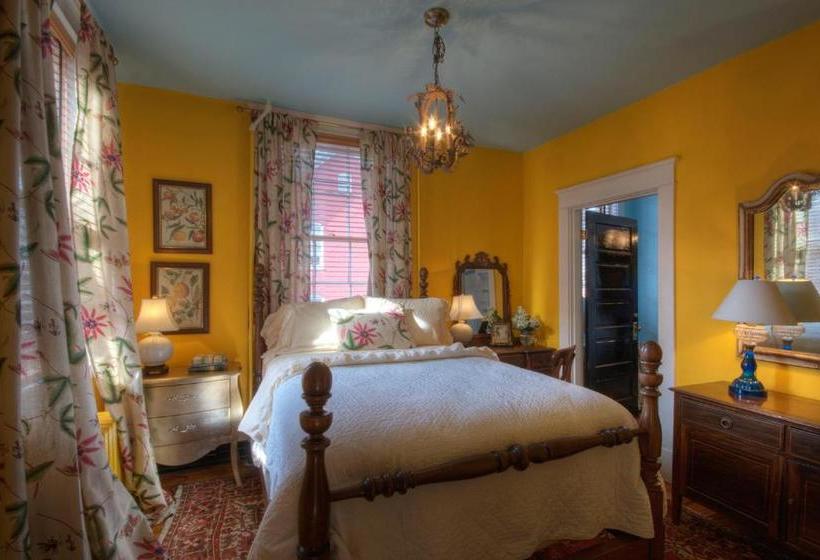 فندق Inn At Court Square