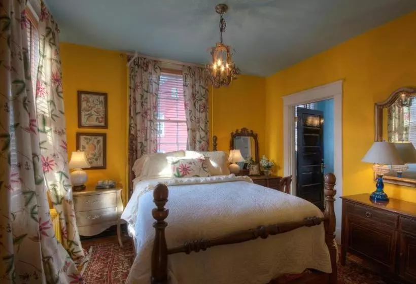 Hotelli Inn At Court Square