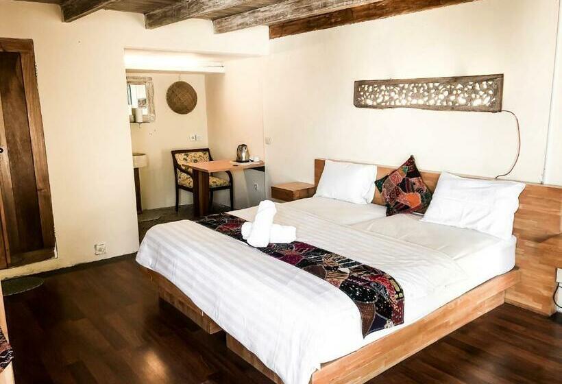 فندق The Tree House