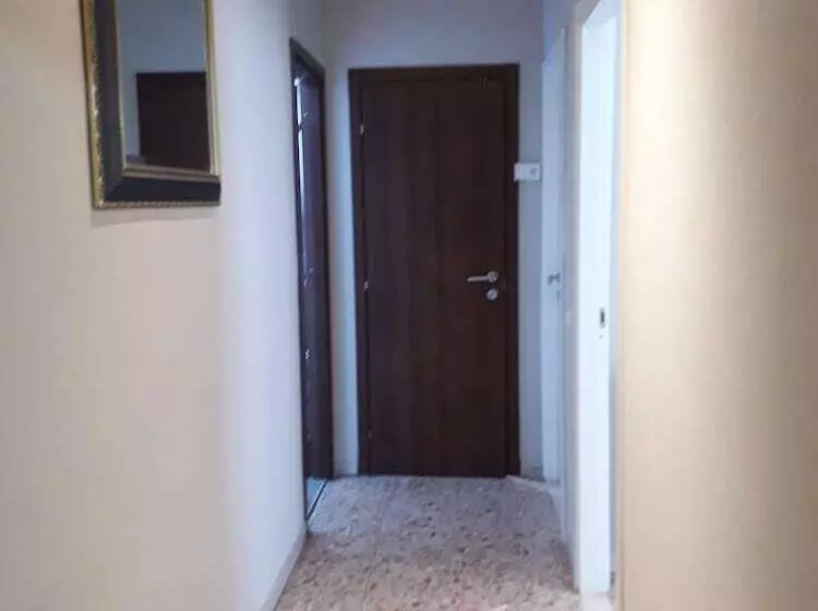 هتل 48 Airport Budget Rooms