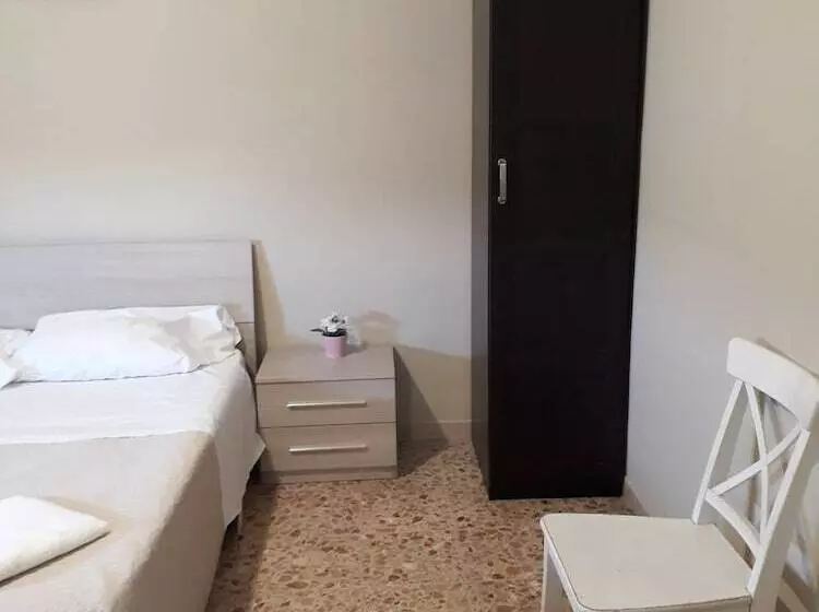 هتل 48 Airport Budget Rooms