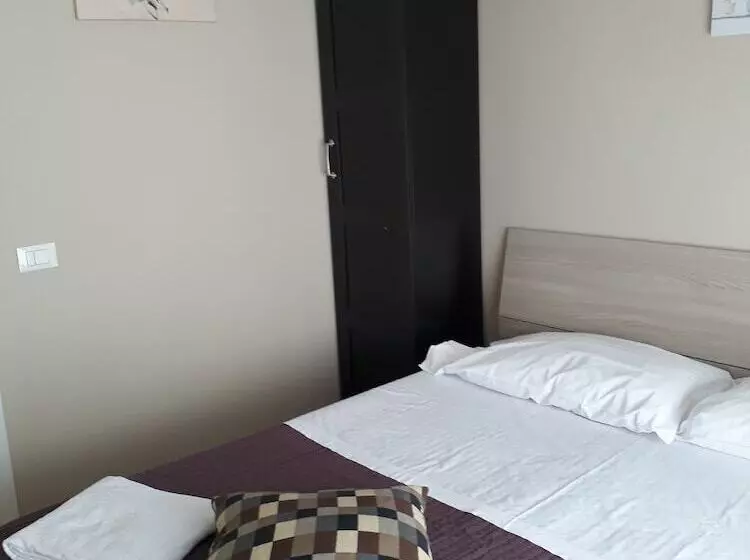 هتل 48 Airport Budget Rooms