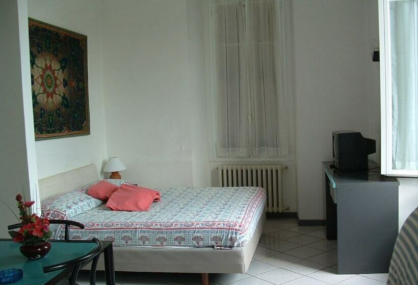 هتل Holiday Residence