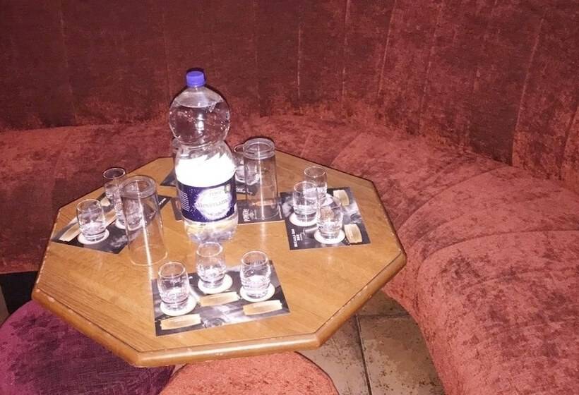 酒店 Mccauls Bar & Guesthouse