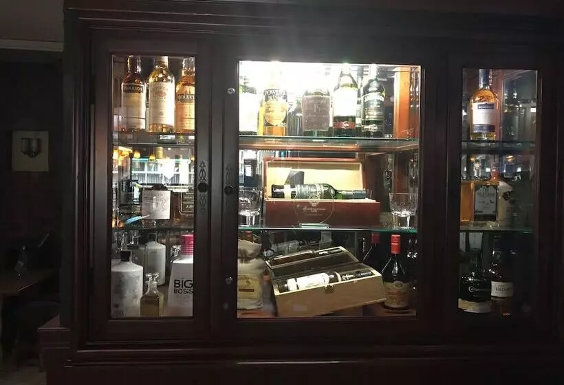 Hotel Mccauls Bar & Guesthouse