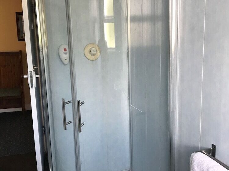 酒店 Mccauls Bar & Guesthouse