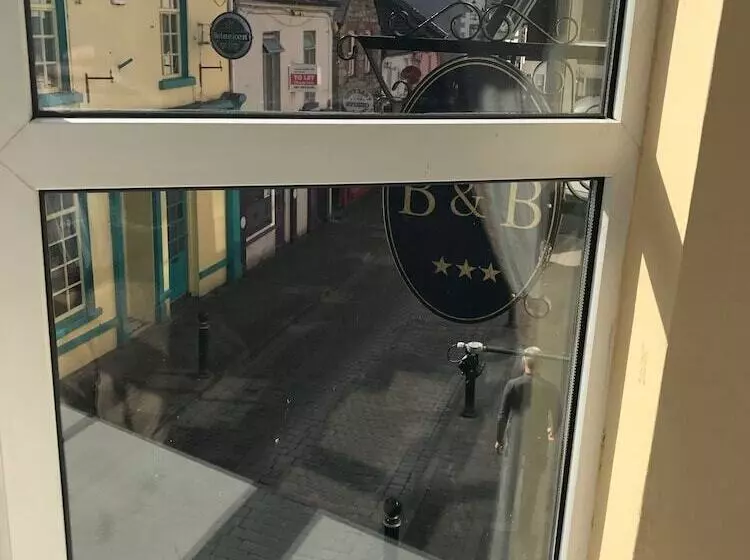 Hotel Mccauls Bar & Guesthouse