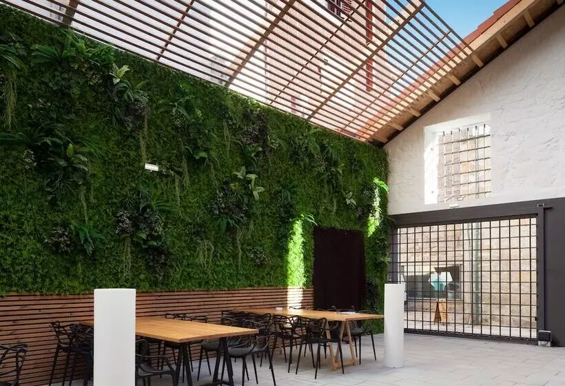 7g Roaster Apartments