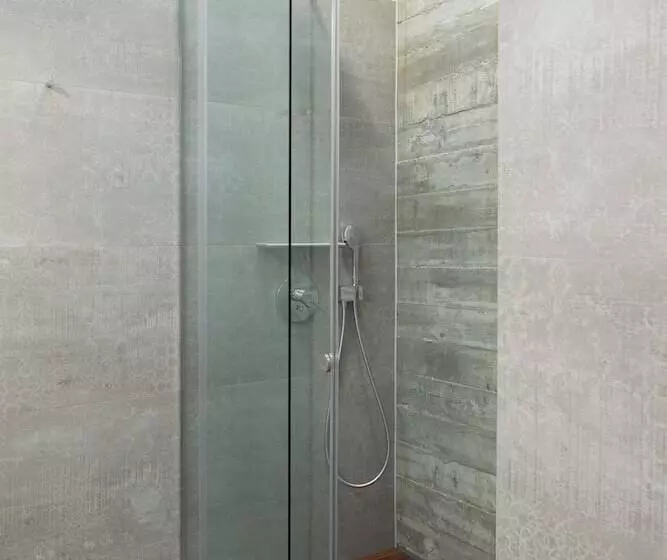 7g Roaster Apartments