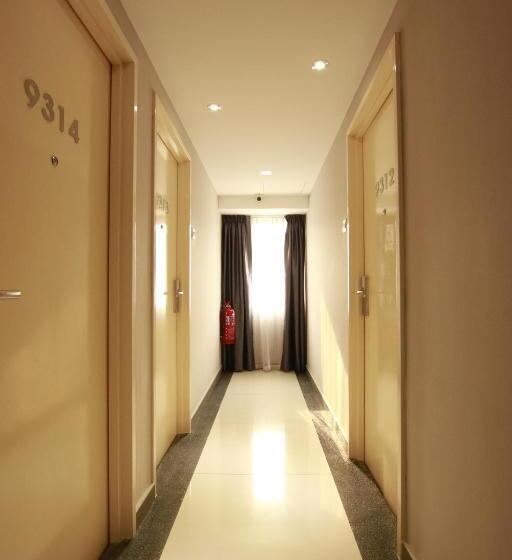 Отель 99 Pusat Bandar Puchong