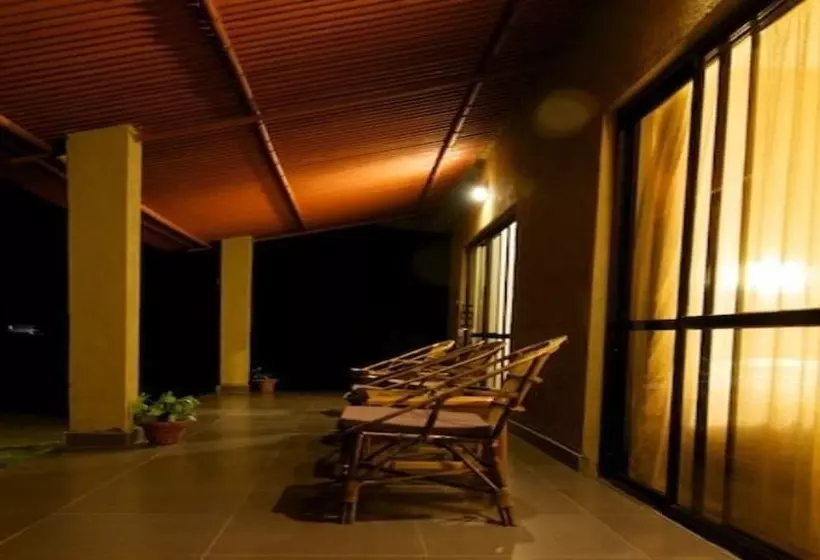 هتل Into The Wild Eco Resort