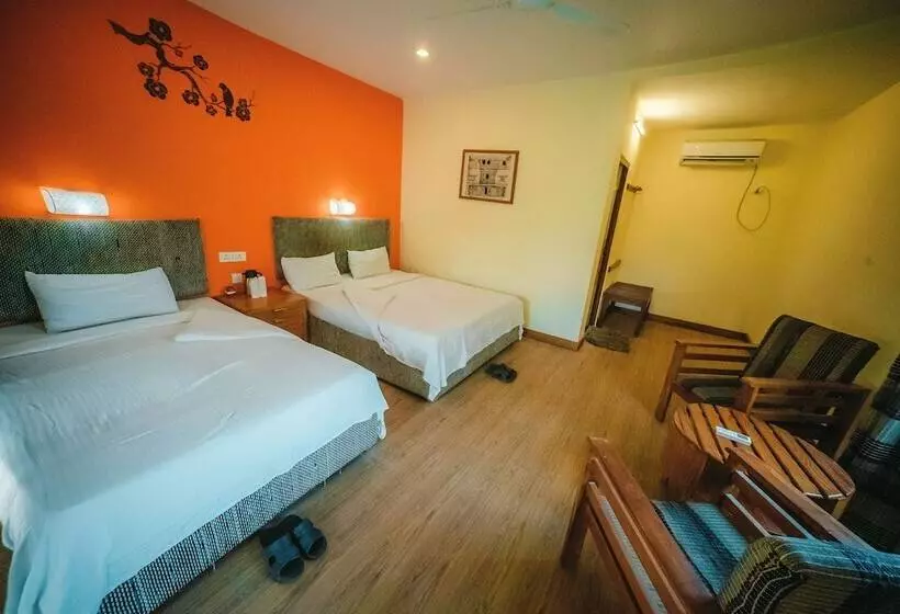 هتل Into The Wild Eco Resort