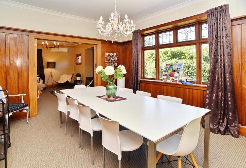 هتل Racecourse Villa - Christchurch Holiday Homes