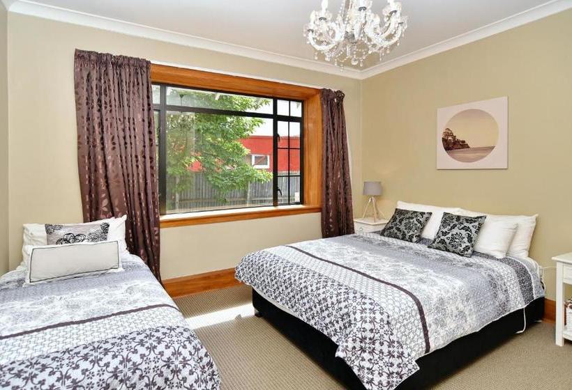هتل Racecourse Villa - Christchurch Holiday Homes