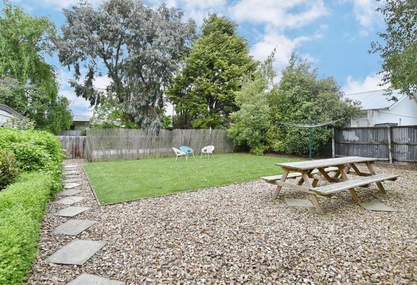 هتل Racecourse Villa - Christchurch Holiday Homes