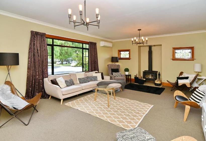 هتل Racecourse Villa - Christchurch Holiday Homes
