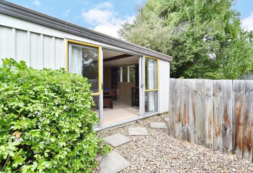 هتل Racecourse Villa - Christchurch Holiday Homes