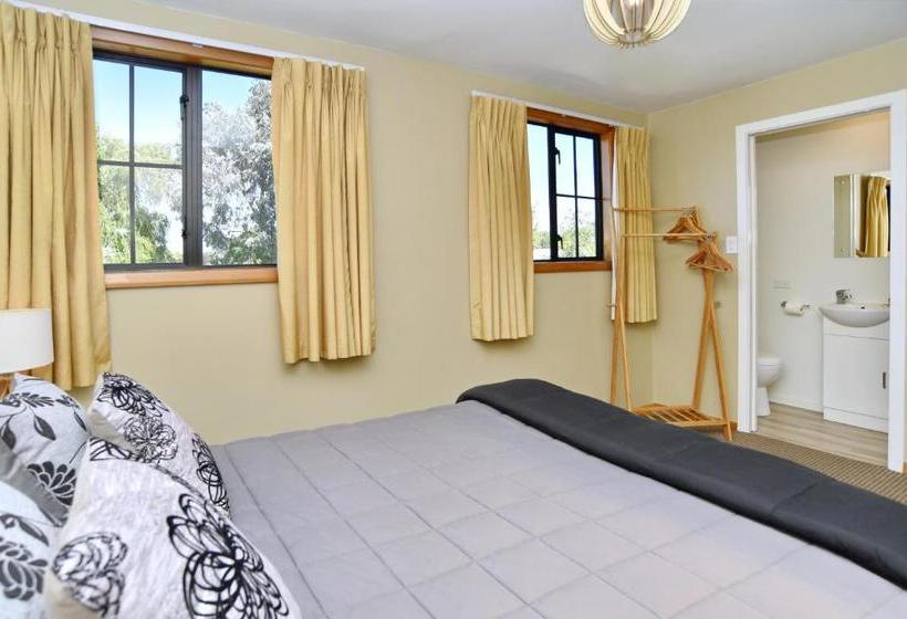 هتل Racecourse Villa - Christchurch Holiday Homes