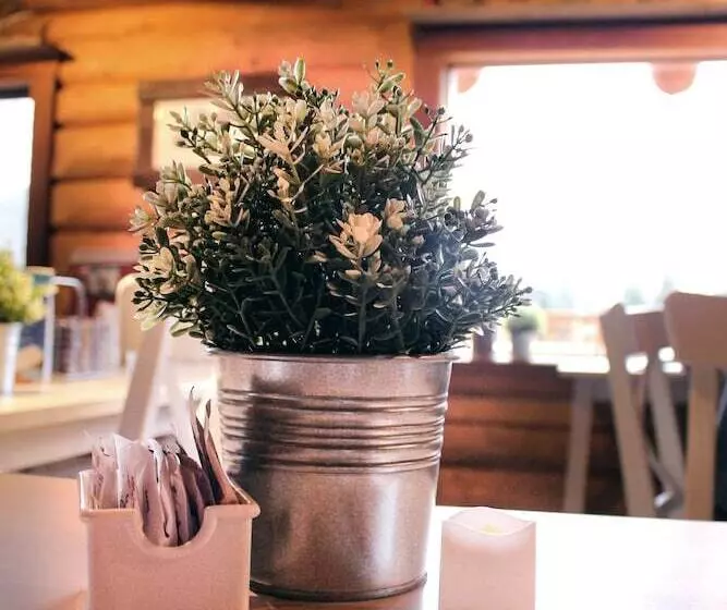 Hotelli Rock Lake Lodge