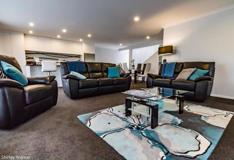 בית מלון כפרי The York Apartments